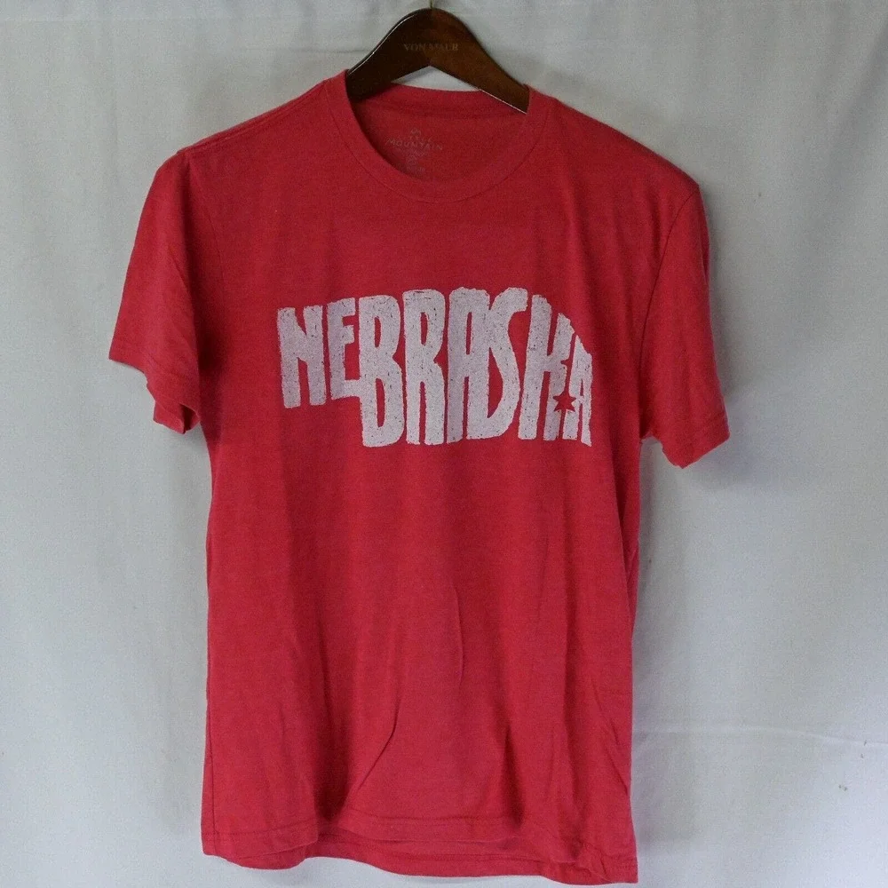 Little‎ Mountain Nebraska State Outline Red Huskers Medium S/S Soft T-Shirt